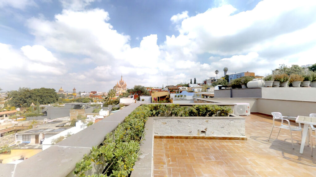 Viaje a San Miguel de Allende.Terraza en el centro con vista a la parroquia de San Miguel de Allende