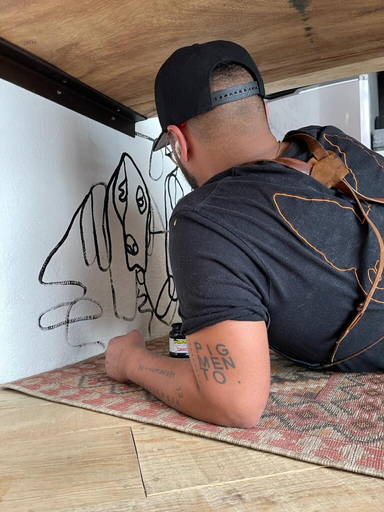 Artista trabajando y mostrando su tatuaje y  arte en San Miguel de Allende,

